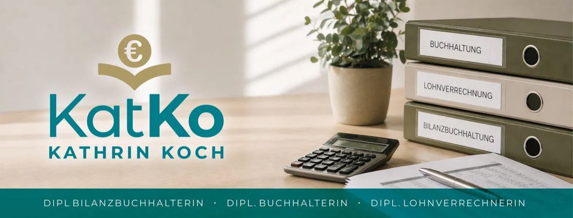 KatKo Kathrin Koch – Schreibtisch mit Ordnern für Buchhaltung, Lohnverrechnung und Bilanzbuchhaltung